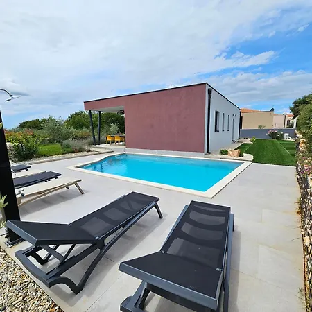 Dora With Private Pool Radetići