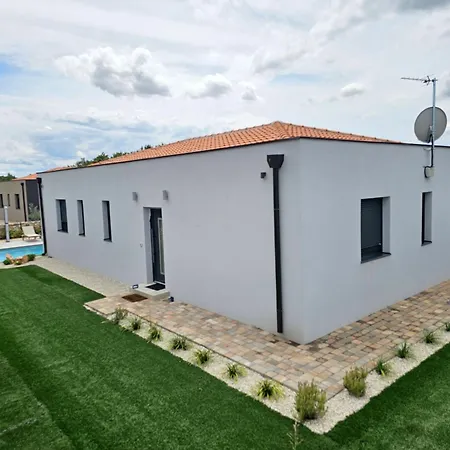 Dora With Private Pool Radetići